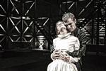 De to nyuddannede skuespillere Elliot Crosset Hove og Asta Kamma August som Hamlet og Ofelia tilfører med en sitrende og kropslig intensitet Shakespeares drama nærvær. 