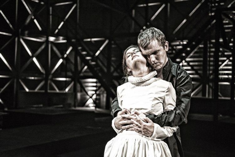 De to nyuddannede skuespillere Elliot Crosset Hove og Asta Kamma August som Hamlet og Ofelia tilfører med en sitrende og kropslig intensitet Shakespeares drama nærvær. 