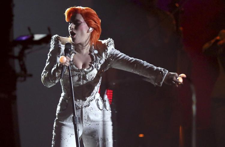 Lady Gaga, som her optræder som Bowie ved Grammy Award 2016, er aktuel med Netflix-dokumentarserien ’Five Foot Two’, hvor hun inviterer med om bag ved sin persona. 