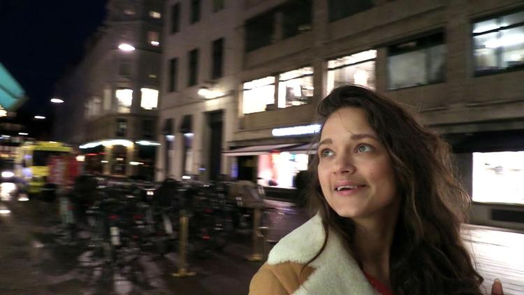 Serien om Gina Jacqueline giver et kig i en verden, hvor selskab og sex byttes for god mad og luksusvarer og udfordrer seerens moral. 