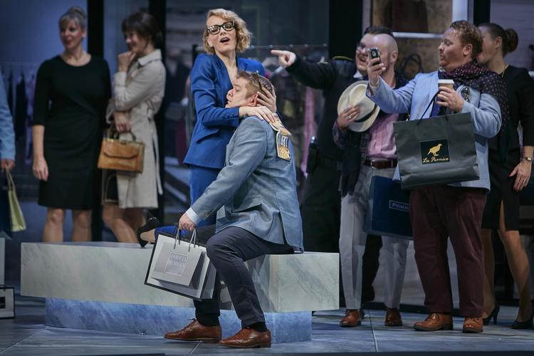 Sopranen Dénise Beck som Adina lægger ud med at skifte elskere hele tiden, men en oprigtigt forelsket rengøringsassistent lærer hende siden, hvad kærlighed er. 