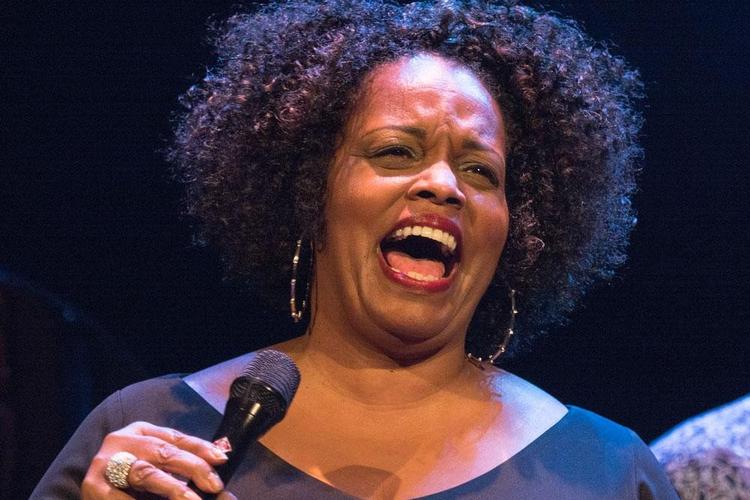 Dianne Reeves leverede varen. Det swingede livsbekræftende og lækkert i Helsingør. 