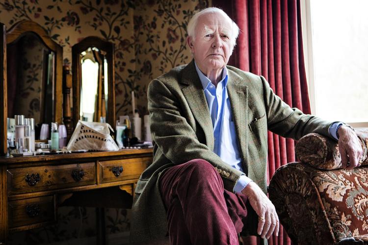 Adam Sisman får lov at afsløre John le Carré i flere usandheder og bedriver en velresearchet biografi. 