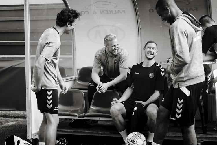DR går bag om spillerne på det danske landshold, som er det yngste siden 1970. På billedet (fra venstre) Thomas Delaney, Kasper Schmeichel, Henrik Dalsgaard og Mathias 'Zanka' Jørgensen. 