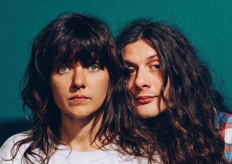 Courtney Barnett og Kurt Vile fletter stemmer, guitarstrenge og hår på et fælles album, hvor de begge fastholder det troskyldige blik på tilværelsen som musikere. 
