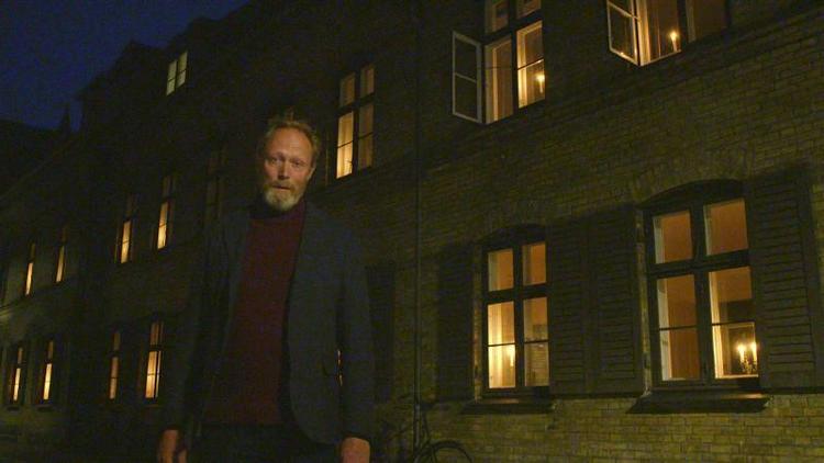 Selv om der kommer optimistisk lys i små arbejderhjem i 30’erne, mørklægges de dystert med besættelsen i 1940. 