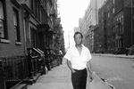 James Baldwin spadserer rundt i Harlem, New York, i sommeren 1963. 