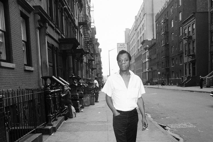 James Baldwin spadserer rundt i Harlem, New York, i sommeren 1963. 