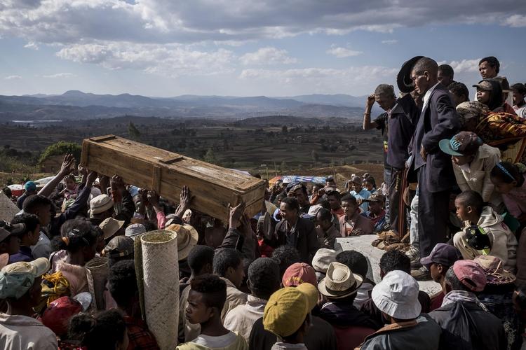 Madagaskar. Ifølge lokal madagaskisk tro er mennesket ikke lavet af jord, men af forfædrenes kroppe. Disse forfædre forlader ikke Jorden, de levendes verden, før deres fysiske legemer er fuldstændig væk. Famadihanaritualet afvikles én gang hvert syvende år, her hos merina- og betsileofolkene, der bor i Madagaskars højland. Når tiden er kommet for famadihana, åbner de gravene, og de døde bæres ud i det fri, hvor de æres og svøbes i ny silke. Herefter danser familierne rundt om graven med den døde forfader, inden liget bliver lagt tilbage på plads. Her er det familien Ralaisomananas og venner fra højlandet omkring Antsirabe, der viser deres afdøde slægtning respekt.  