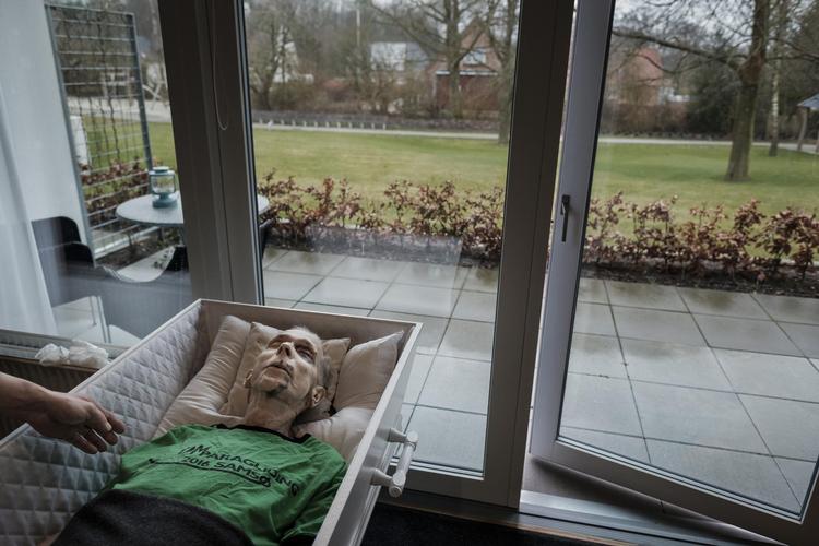 Danmark. Lauri Makela døde af lungehindekræft på Gudenå Hospice 13. marts 2017. Han troede ikke på nogen gud, men på sjælevandring og genfødsel. Han fortalte, at han havde et billede af, at han ville komme til et sted med en flod i et frodigt landskab med masser af lys. Et dejligt, fredfyldt og sorgløst sted. Han var også helt sikker på, at han ville blive genfødt som menneske, men ikke om han ville blive genfødt som muslim, buddhist eller noget tredje. Da det stod klart for ham, at han skulle dø af sin sygdom, valgte han at tilbringe sin sidste tid på hospice. Her kunne han få den nødvendige pleje døgnet rundt. Han var glad for sit valg.  