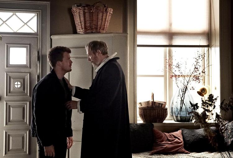 Lars Mikkelsen er stadig forrygende god som den udfordrede Johannes Krogh. 