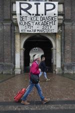 På Kunstakademiet i København, hvor de forbipasserende i weekenden kunne se dette protestbanner, glæder rektor Sanne Kofod sig over meldingerne fra S og DF. 