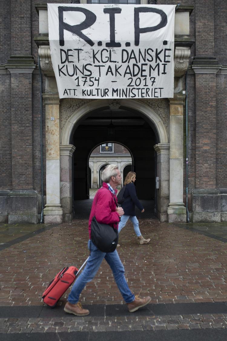 På Kunstakademiet i København, hvor de forbipasserende i weekenden kunne se dette protestbanner, glæder rektor Sanne Kofod sig over meldingerne fra S og DF. 