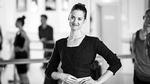 Tag ikke fejl af det smil. Bag det gemmer sig en forbitret, skadet ballerina – Danica Curcic i ’Darling’. 
