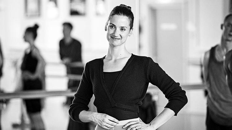 Tag ikke fejl af det smil. Bag det gemmer sig en forbitret, skadet ballerina – Danica Curcic i ’Darling’. 