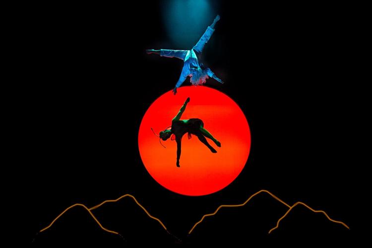 Når Christel Stjerneberg som Klokkeblomst svinger sig i luften, er illusionen bæredygtig. Her er hun i selskab med Wendy, spillet af Mille Gori fra Ramasjang. 