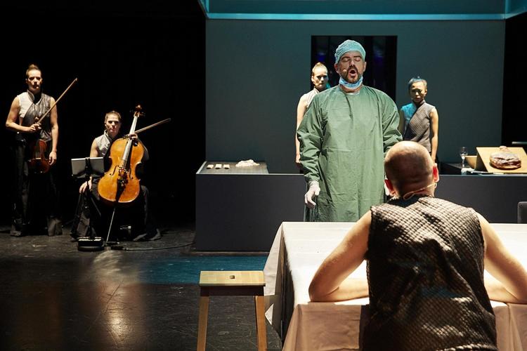 De medvirkende synger på deres eget sprog og giver stykket både italiensk mandeidioti, svensk kønstvivl og kinesiske køkkenordrer. 