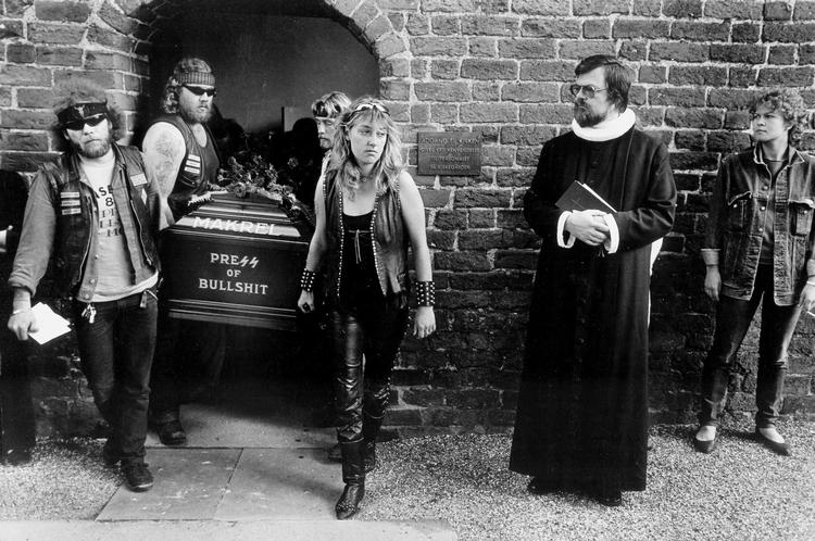 Jønke fra Hells Angels har skudt præsidenten for Bullshit Henning Norbert Knudsen, også kendt som Makrel. I midten af billedet bærer enken, Pia Knudsen, kisten. 