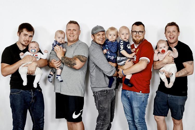 Serien om Anders, Pawel, Søren, Erik og Simon på barsel med ungerne er velmenende reportage. 