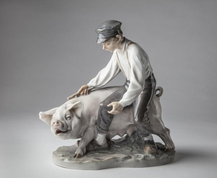 Christian Thomsens lille porcelænsfigur fra 1907 kunne snildt stå i ethvert dansk hjem op gennem 1900-tallet. 