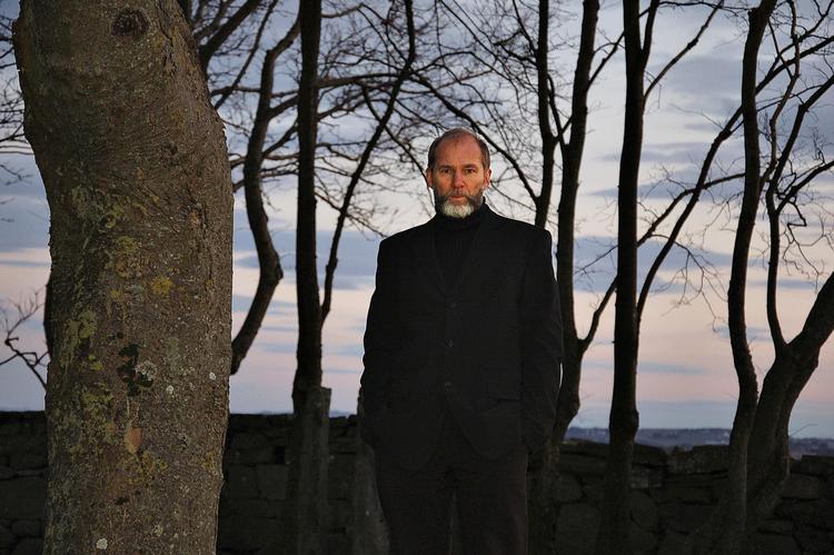 Henrik Nor-Hansen ser sin nye roman som en politisk roman, og en temmeligsort en af slagsen. Der går dystopi i Velstandsnorge. 