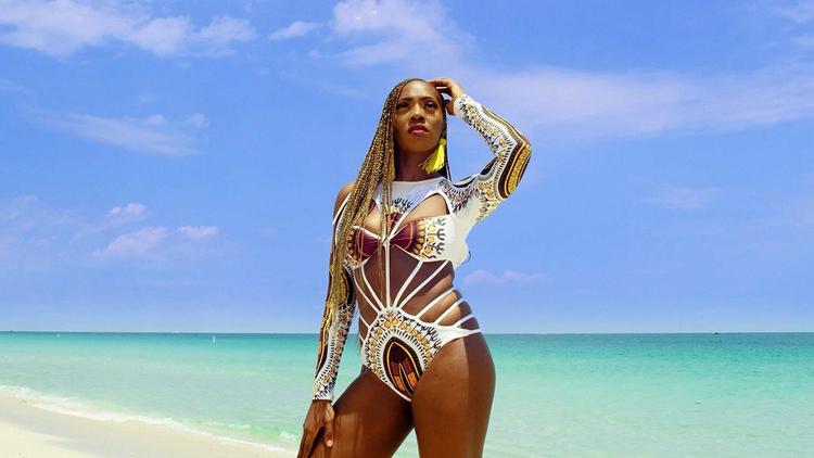 Tiwa Savage er en prisvindende sanger fra Lagos, Nigeria, der har kæmpet sig op gennem en mandsdomineret musikbranche. I dag kendt som Dronningen af afrobeats. 