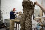 De studerende på Kunstakademiets Billedkunstskoler i København mener, at vi som samfund er nødt til at prioritere kunsten i stedet for at beskære uddannelserne økonomisk. 