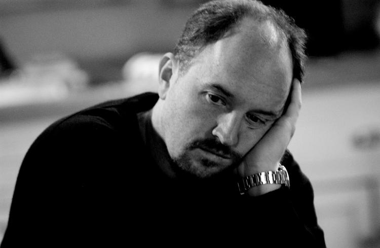 Louis C.K. indrømmede fredag, at anklagerne mod ham om seksuel chikane er sande. 