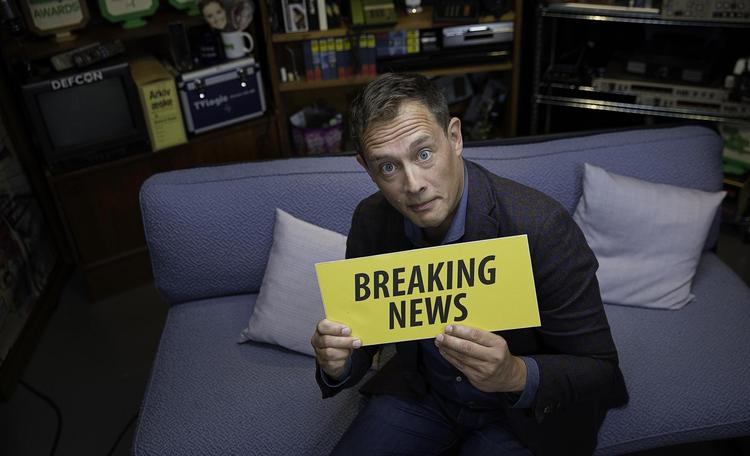 Vært Nikolaj Sonne er rykket ind i et nyt studie med plads til både nyheder og sofasnak. 