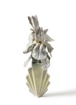 Marianne Nielsens keramikblomster er kommet i vase. De kan ses i keramikgalleri Ann Linnemann i Indre København frem til 25. november.  
