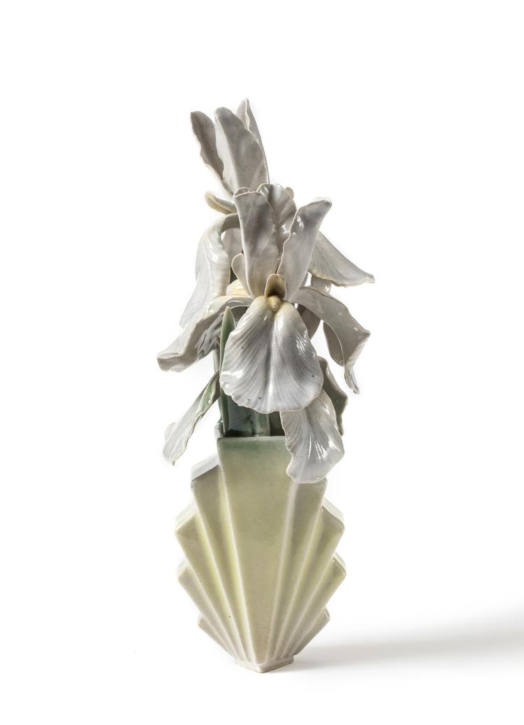 Marianne Nielsens keramikblomster er kommet i vase. De kan ses i keramikgalleri Ann Linnemann i Indre København frem til 25. november.  