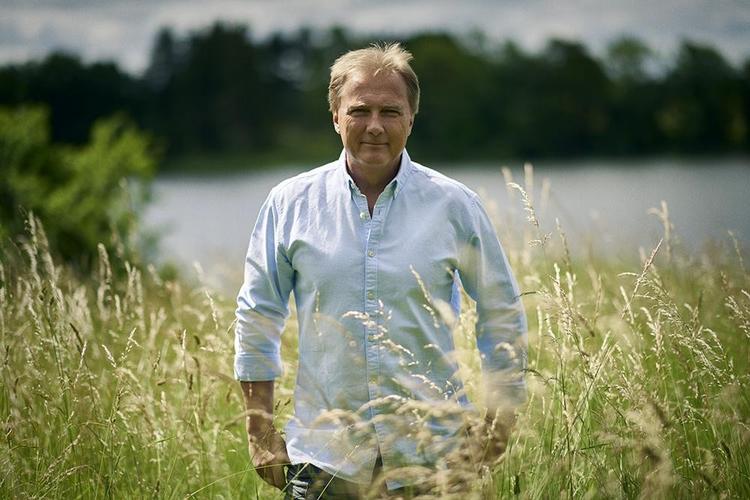 Peter Qvortrup Geisling deler sin glæde ved vand, mark og skov med sine læsere og fortæller, hvad videnskaben ved om naturens effekt på vores helbred. 