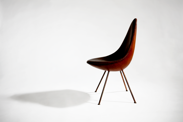 Arne Jacobsens Dråben er blot et af de møbler, der indgår i Lars Dybdahls ’Det danske møbelboom – 1945-1975’, der udkommer 15. november. 