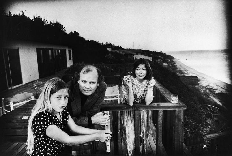 Joan Didion med sin mand, John Gregory Dunne, og datteren, Quintana Roo. 