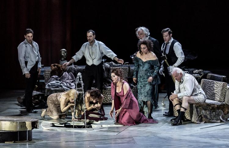 Hele selskabet af middagsgæster mister evnen til at forlade rummet i ’The Exterminating Angel'. 