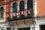 Royal Court Theatre opfordrer alle til at tale ud om sexismen i britisk teater. The Old Vic holder til gengæld masken i forhold til teatrets tidligere chefs (Kevin Spacey) opførsel. 