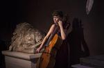 Cellisten Josefine Opsahl fra 'We Like We' var med til at give billedhuggeren Thorvaldsens tavse mausoleum af et museum mæle. 