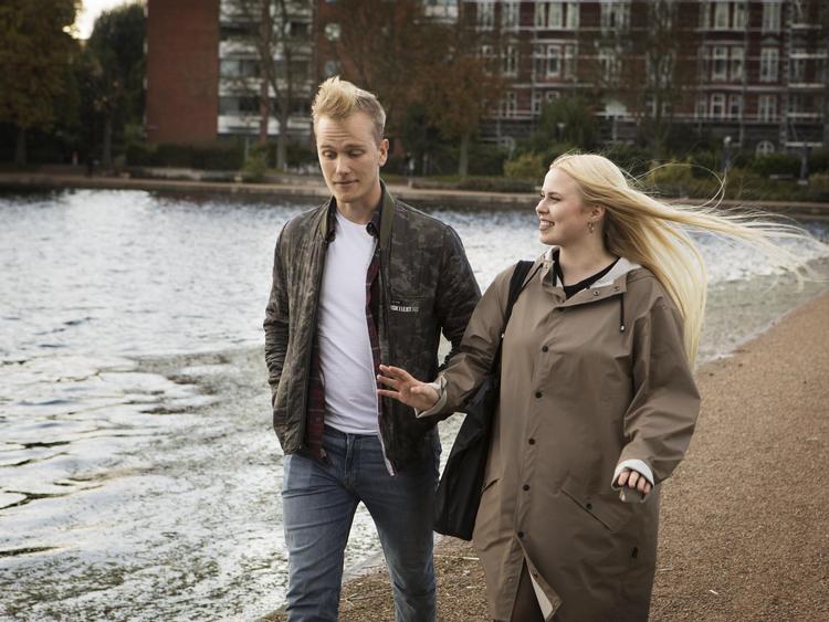 Julie inviterer facebookvennen Anders på date i programmet 'Mere end venner' på TV 2 Zulu. 