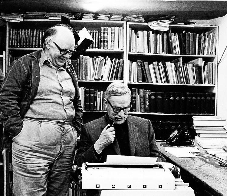 Forfatteren Hans Scherfig (t.h.) var en af Carl Madsens (t.v.) nære venner, og Scherfigs roman ’Frydenholm’ er i vid udstrækning bygget over Carl Madsens beretninger. 