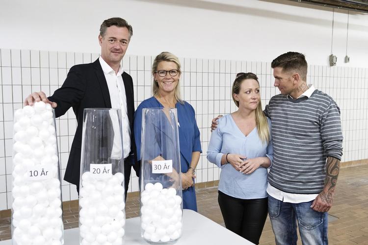 Eksperterne Carsten Linnemann og Mette Reissmann smiler. ’Ofrene’ Marlene og Andy er knap så begejstrede. 