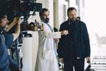 Yorgos Lanthimos (th). instruerer Colin Farrell i rollen som kirurg i 'The Killing of a Sacred Deer’. 