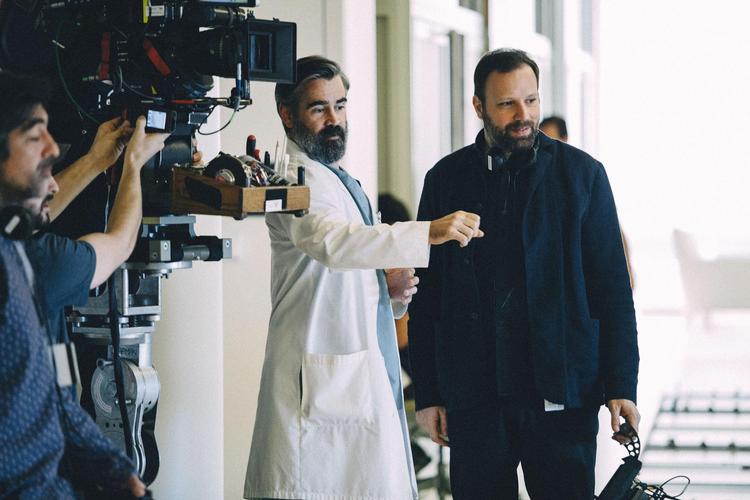 Yorgos Lanthimos (th). instruerer Colin Farrell i rollen som kirurg i 'The Killing of a Sacred Deer’. 