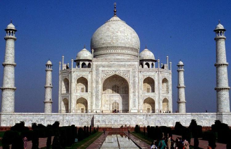 Mausoleet Taj Mahal er omkranset af fire identiske minareter, som er bygget med en hældning udad, så de i tilfælde af et jordskælv vil styrte til jorden væk fra selve mausoleet. 