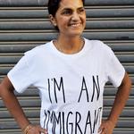 Designer Leyla Piedayesh er model for sin egen kampagne, der skal skaffe penge til den tyske organisation Be An Angel, der hjælper flygtninge. Pr-Foto