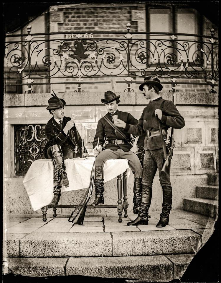 Med til livet som godsejer hørte jagter, som Mogens Frijs gik højt op i. Her fra omkring 1873, hvor han poserer sammen med Otto Scavenius og Fredrik Blixen. 