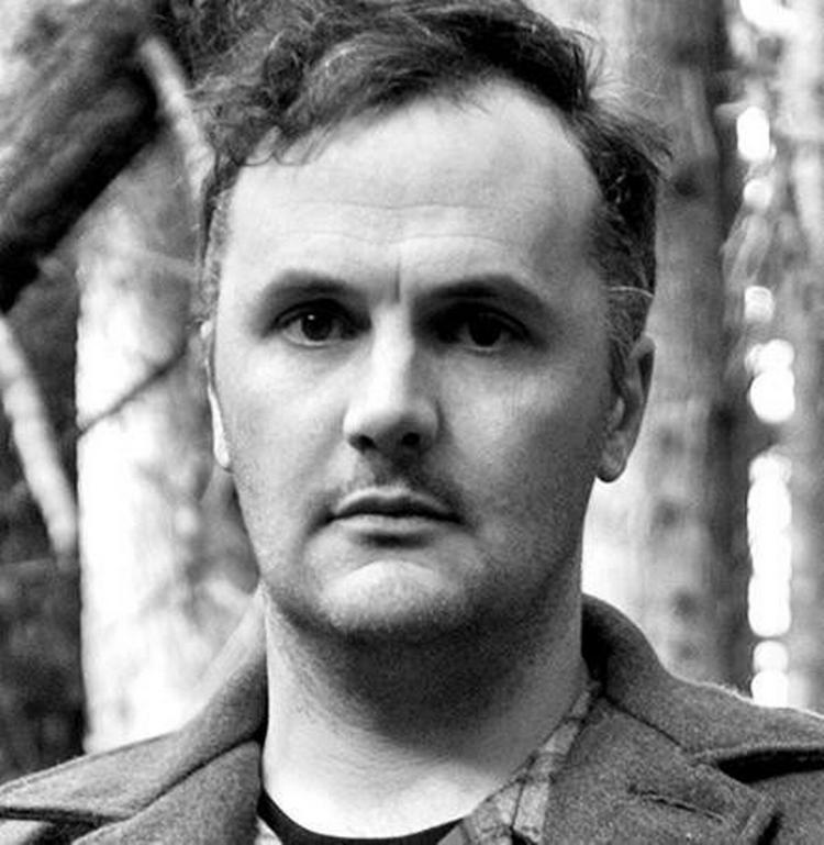 To måneder efter sin kones død, begyndte Phil Elverum at spille på hendes instrumenter og arbejde med sin sorgproces i sin egen musik.  