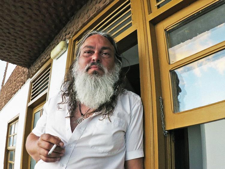 Der er opsange til folket på Uffe Lorenzens solodebut, hvor han stiller sig kritisk over for, at danskerne skulle være »the happiest nation in the world«. 