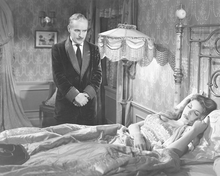Charlie Chaplin-komedien 'Monsieur Verdoux' fra 1947 havde i går repremiere i de danske biografer. 