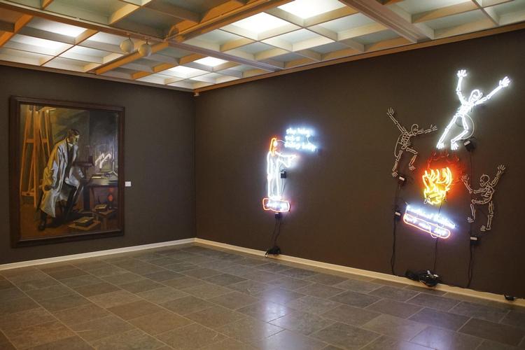 Fra venstre til højre: Et neonrør lyser i Willumsens maleri ’En fysiker’. Men i amerikaneren Dan Attoes figurer på væggen sker det i virkeligheden.  