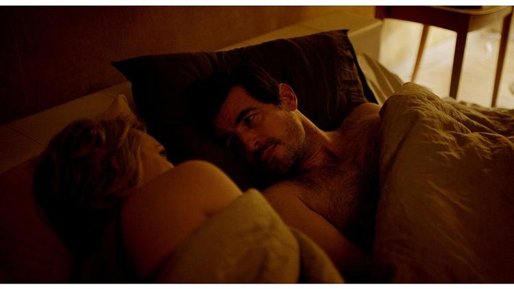 Journalisten Anne og museumsdirektøren Christian spillet af Elisabeth Moss og Claes Bang går i seng med hinanden og ender i tovtrækkeri om kondomet bagefter. 